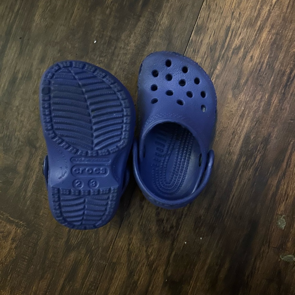 Size 2/3 C baby crocs. Almost brand new, worn maybe 3 times.